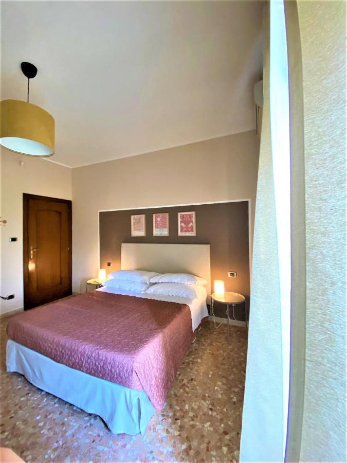 Casa Viola A 900 Mt Dalla Staz. Centrale Пескара Екстериор снимка